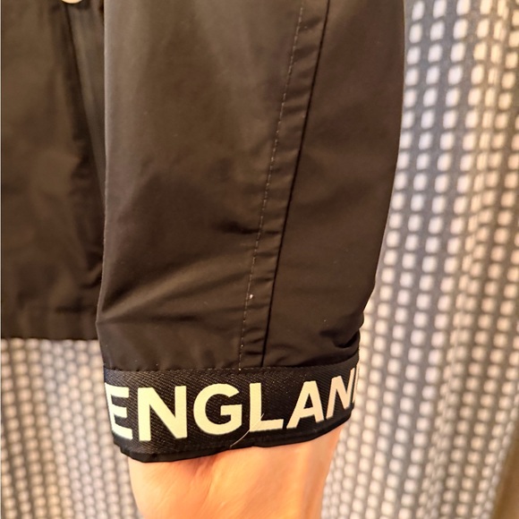 Burberry Nylon Raincoat EUC- US Size 14 OFFERS ACCEPTED - Picture 9 of 12